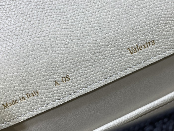 Handbag VALEXTRA size 𝟐𝟐*𝟏𝟔'𝟓*𝟏𝟐 𝐂𝐦