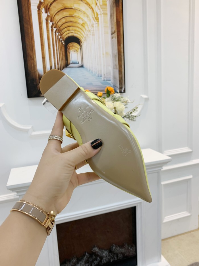 VALENTINO GARAVANI Roman Stud WOMEN 33