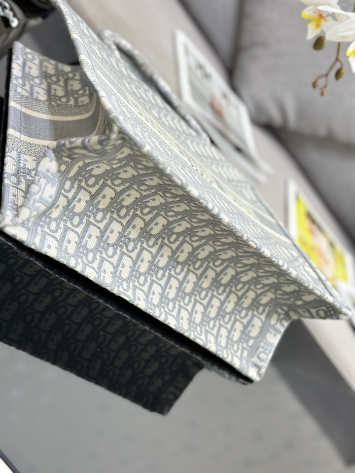 Handbag Dior M1286 size 36 x 27.5 x 16.5 cm