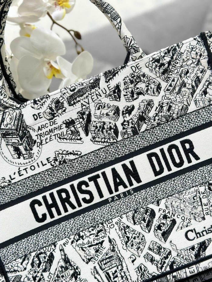 Handbag Dior M1286 size 36 x 27.5 x 16.5 cm