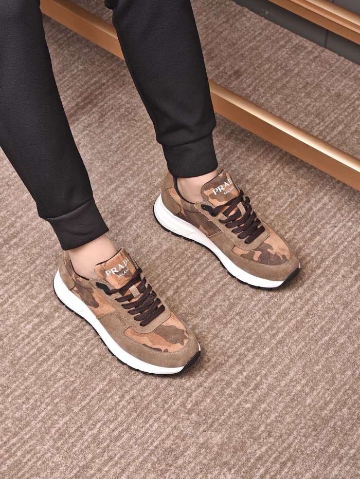 Prada Low Top sneaker 32