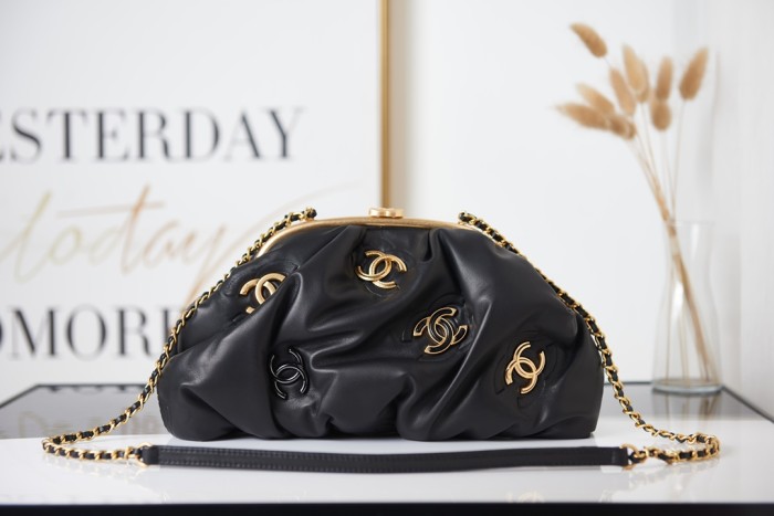 Handbag Chanel AS2137 size 16 27.5 14 cm