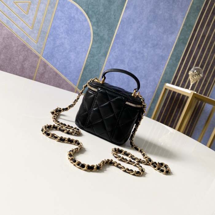 Handbag Chanel 81113 size 10 7 9 cm