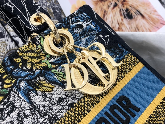 Handbag Dior M0565 size 24*20*11 cm