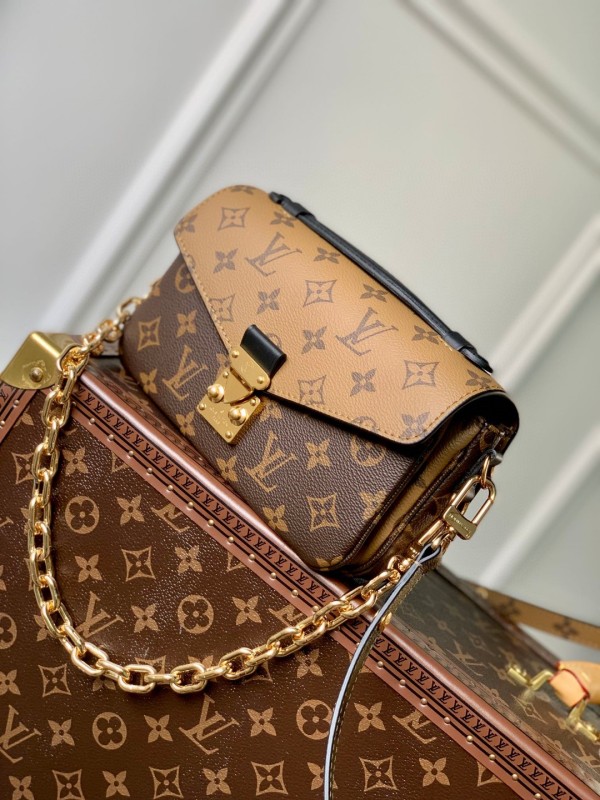 Handbag Louis Vuitton M46279 size 21.5cmx 6cmx 13.5cm