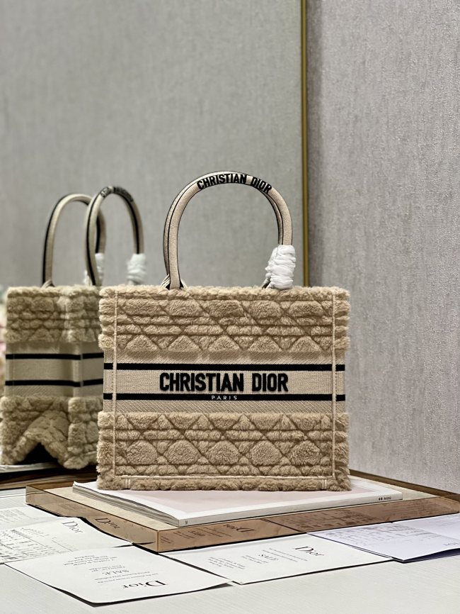 Handbag Dior 9011 size 26.5×21×14 cm