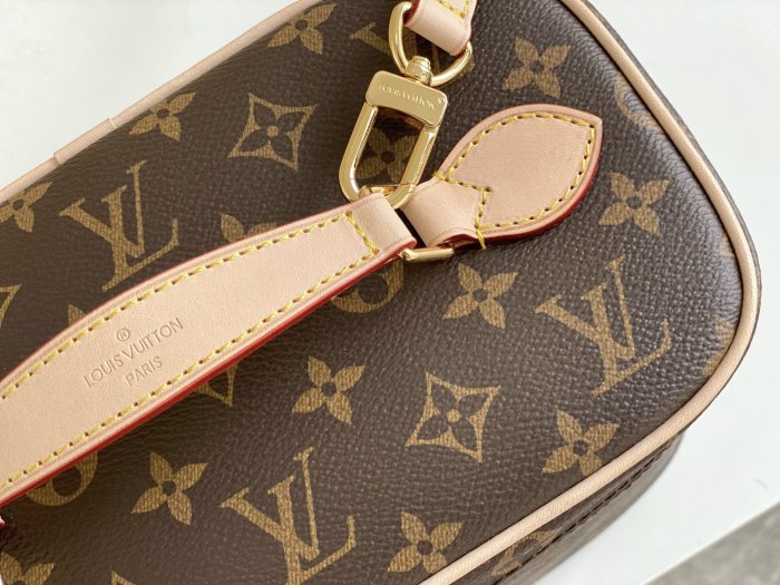 Handbag Louis Vuitton M42265 size 24X18X14.5 cm