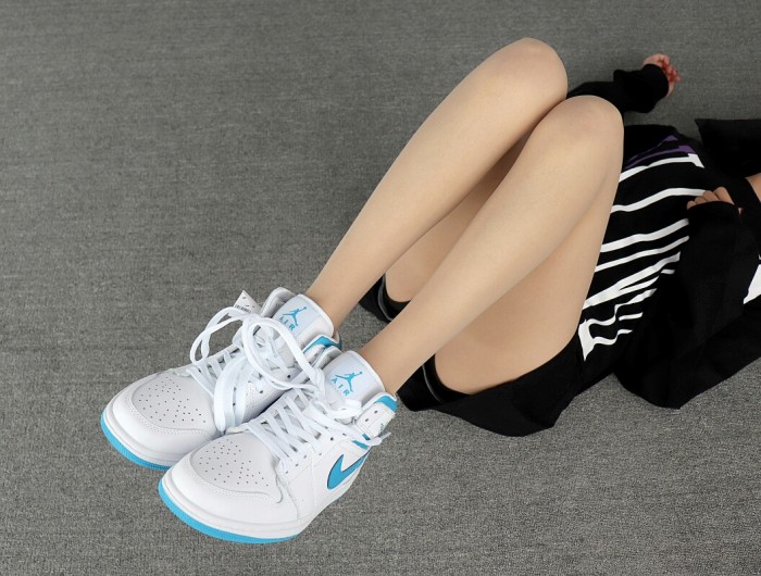 Jordan 1 Mid UNC (W)