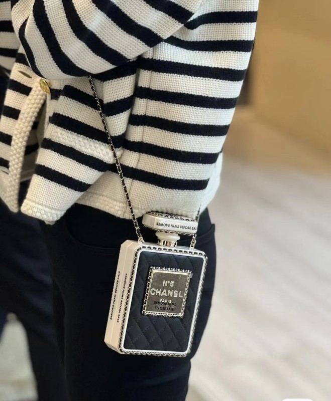 Handbag Chanel size 16*9*3.5* cm