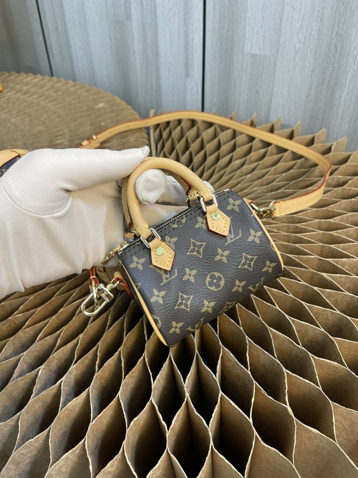 Handbag Louis Vuitton M81081 size 9×10 CM