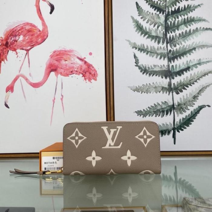 Handbag Louis Vuitton M69794 size 19.5 x 10.5 x 2.5 cm