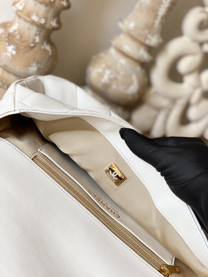 Handbag Chanel 3215 size 18*27*8 cm