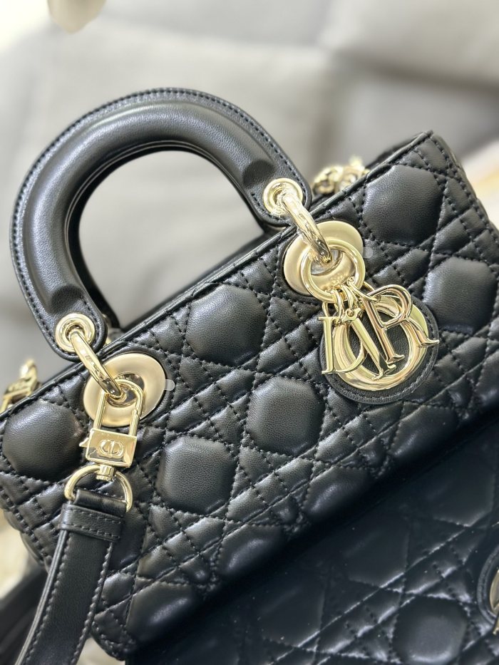 Handbag Dior M0613 size 22 x 12 x 6 cm