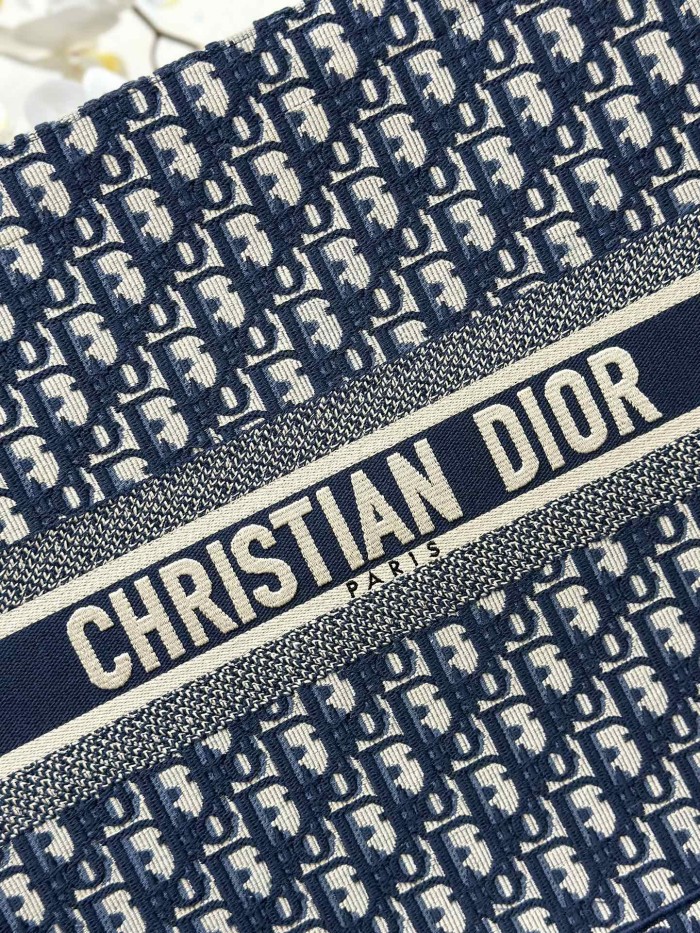 Handbag Dior M1286 size 42 x 35 x 18.5 cm