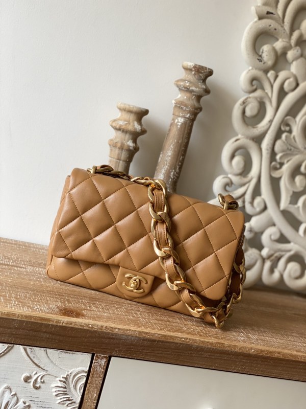 Handbag Chanel 3215 size 18*27*8 cm