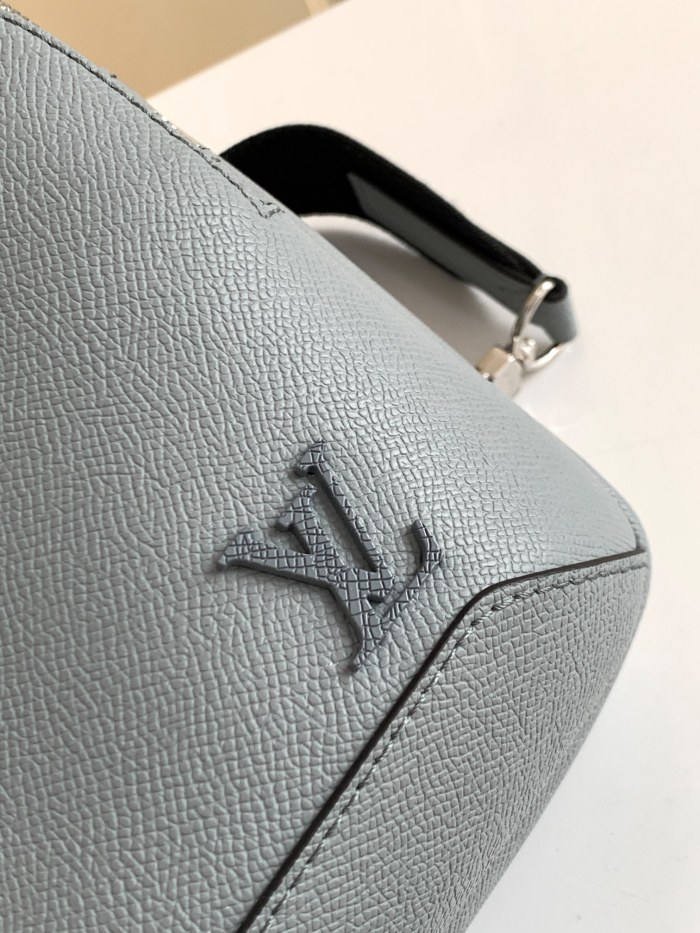 Handbag Louis Vuitton M30801 size 20 x 31 x 10 cm