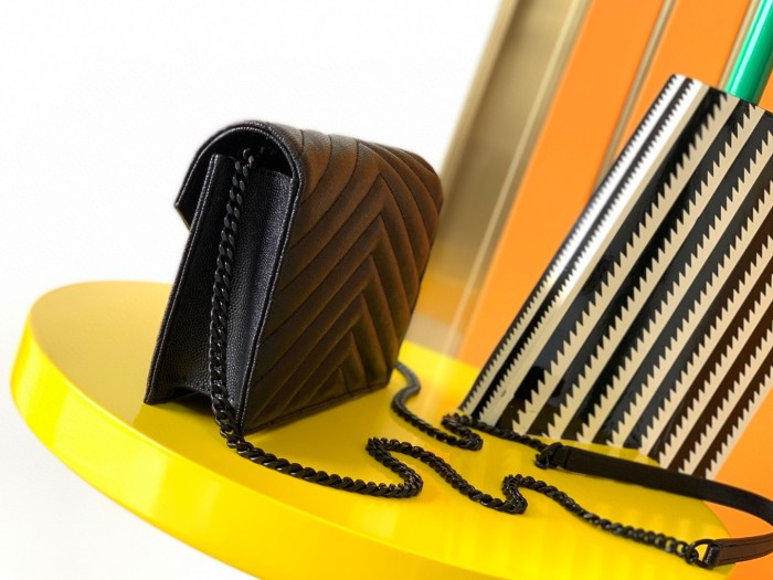 Handbags SAINT LAURENT 393953 size 19x11.5x4 cm