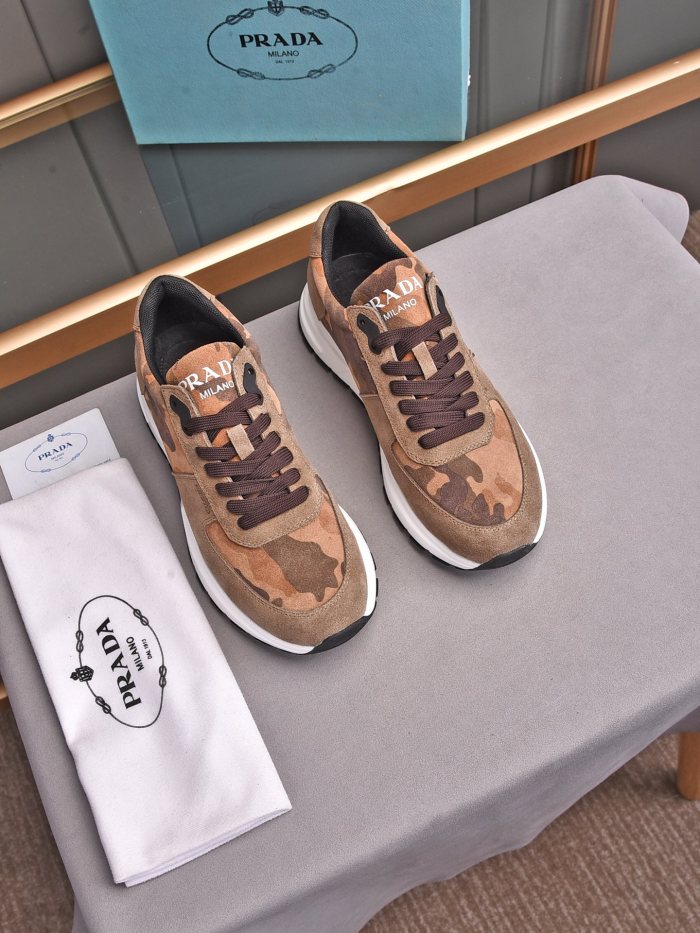 Prada Low Top sneaker 32