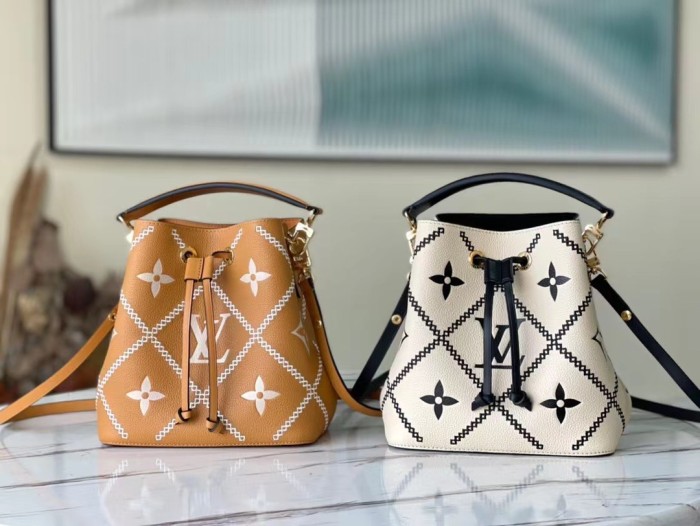 Handbag Louis Vuitton M46023 M46029 size 20 x 20 x 13cm