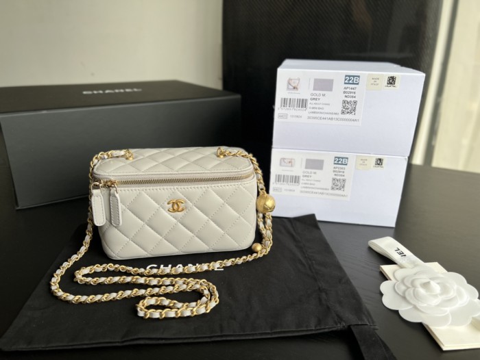 Handbag Chanel AP2303 size 17cmx9.5cmx8 cm