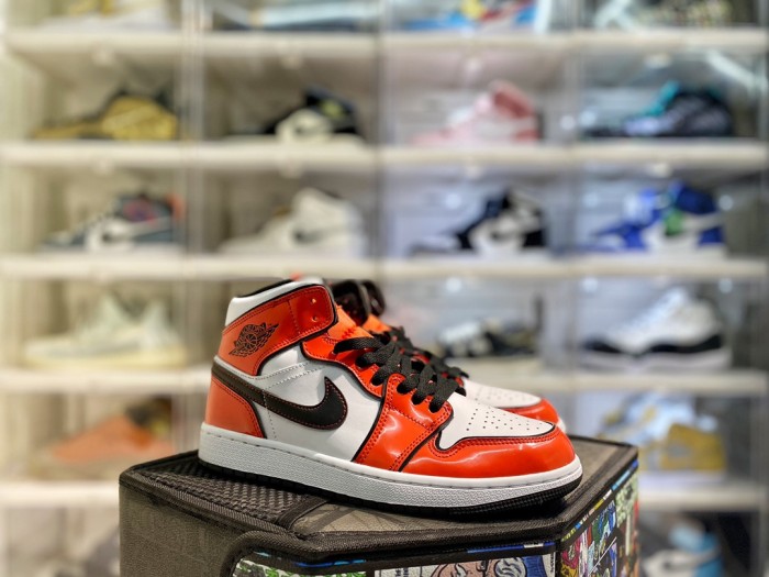 Jordan 1 Mid SE Turf Orange