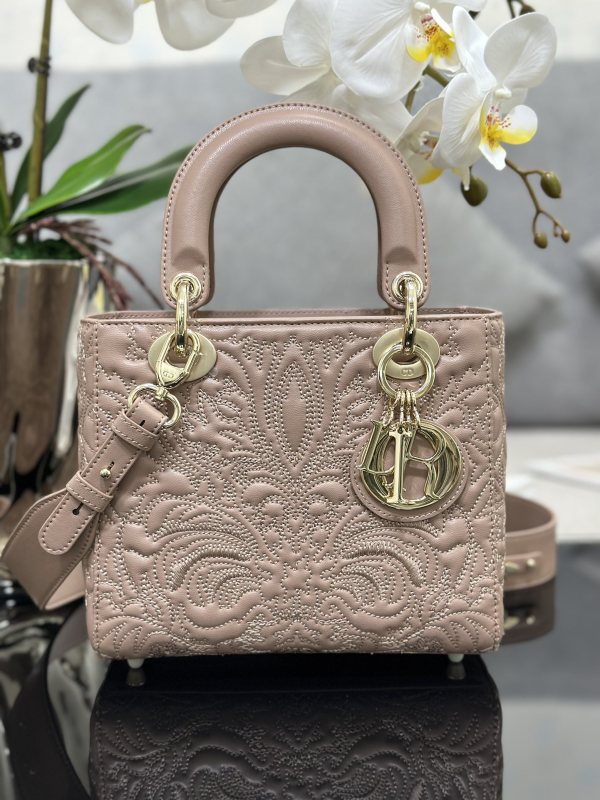 Handbag Dior M0538 size 20 x 16.5 x 8 cm