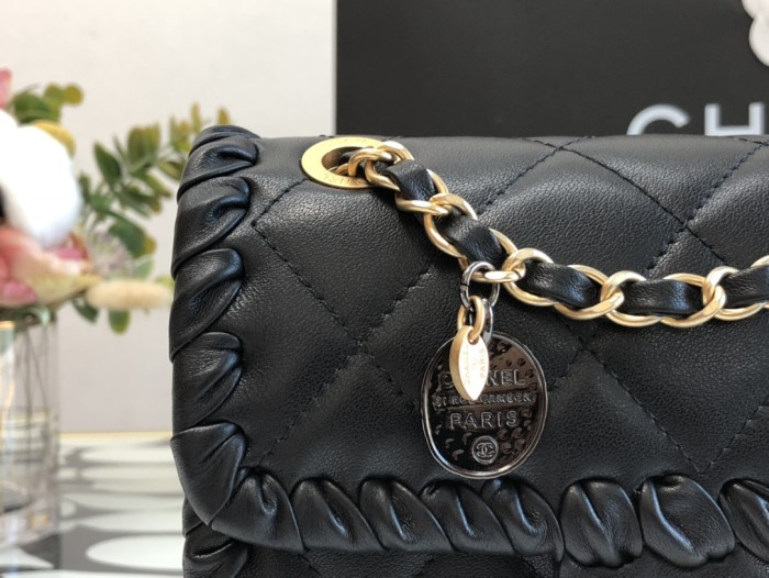 Handbag Chanel 99120 size 15*19*6 cm
