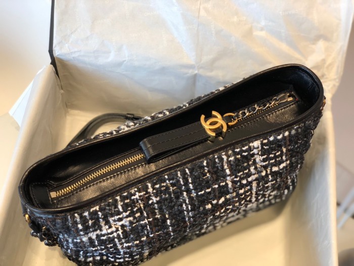 Handbag Chanel 8022 size 28 cm