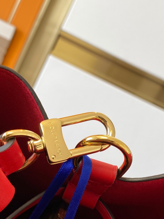 Handbag Louis Vuitton M44021 size 26x26x17.5cm