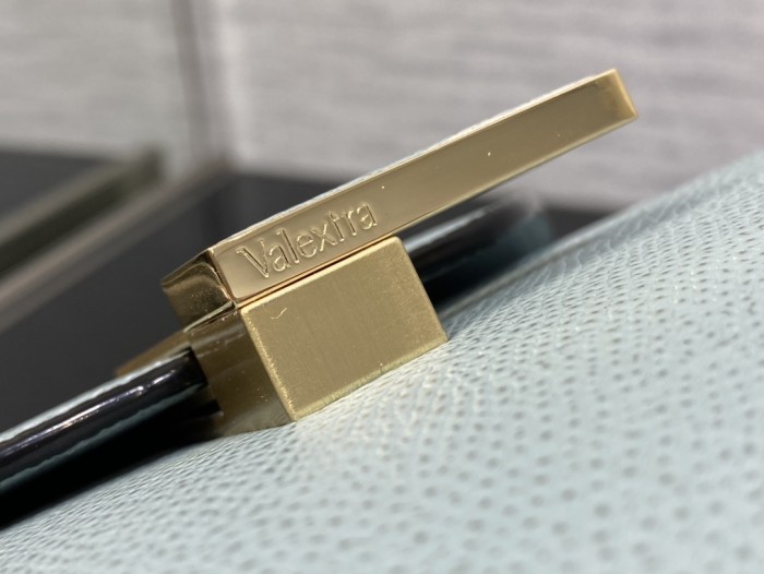 Handbag VALEXTRA size 𝟐𝟐*𝟏𝟔'𝟓*𝟏𝟐 𝐂𝐦