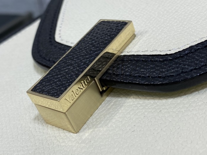 Handbag VALEXTRA size 𝟐𝟐*𝟏𝟔'𝟓*𝟏𝟐 𝐂𝐦