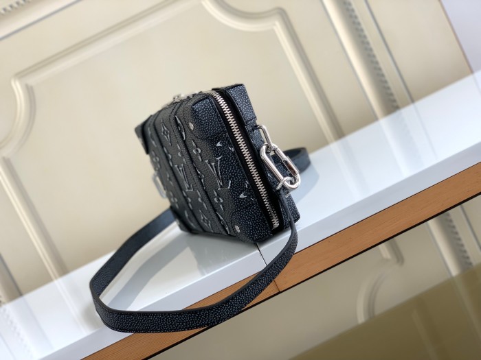 Handbag Louis Vuitton M81776 size 22.5-14-5 cm