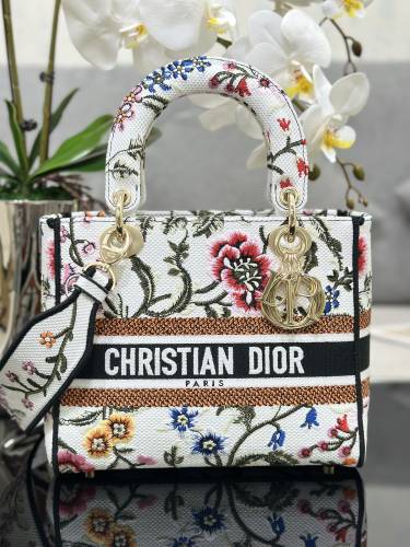 Handbag Dior M0565 size 24 x 20 x 11 cm