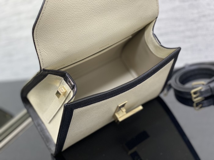 Handbag VALEXTRA size 𝟐𝟐*𝟏𝟔'𝟓*𝟏𝟐 𝐂𝐦