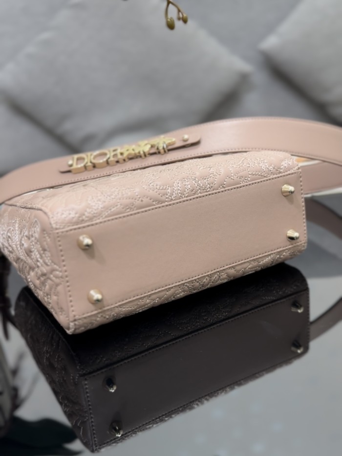 Handbag Dior M0538 size 20 x 16.5 x 8 cm