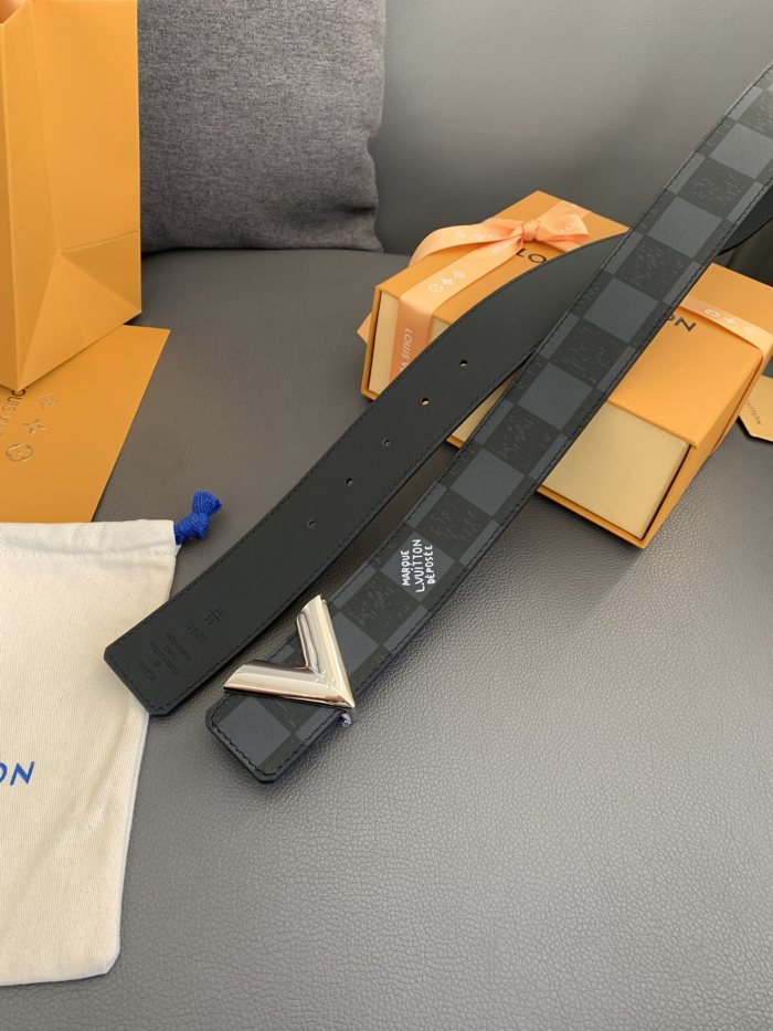 Louis Vuitton Belt 10 (width 4cm)