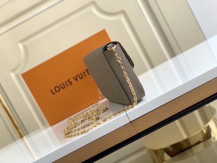 Handbag Louis Vuitton M68697 size 21×12×3 cm