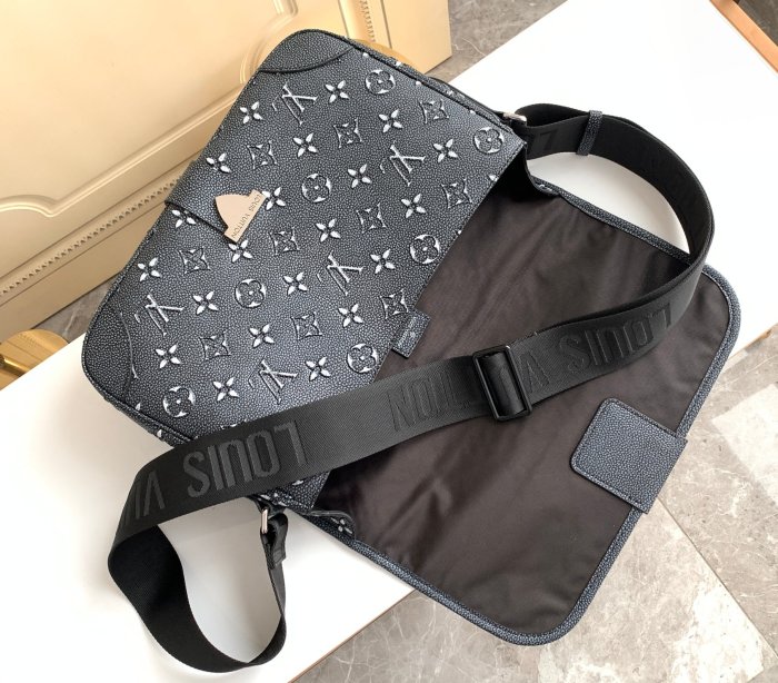 Handbag Louis Vuitton m21358 size 35 x 24 x 8 cm