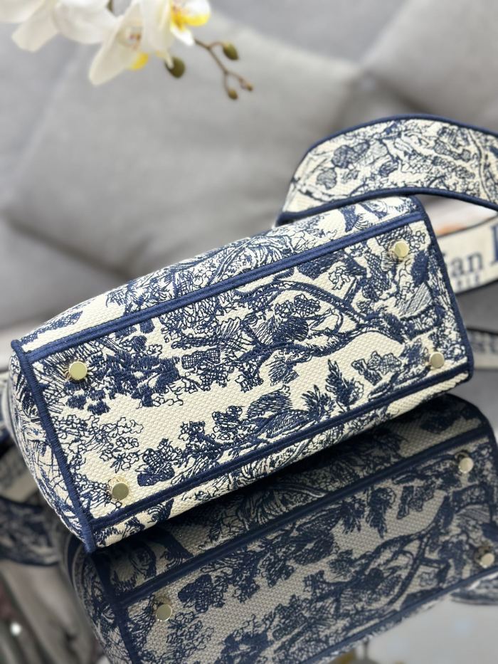 Handbag Dior M0565 size 24 x 20 x 11 cm