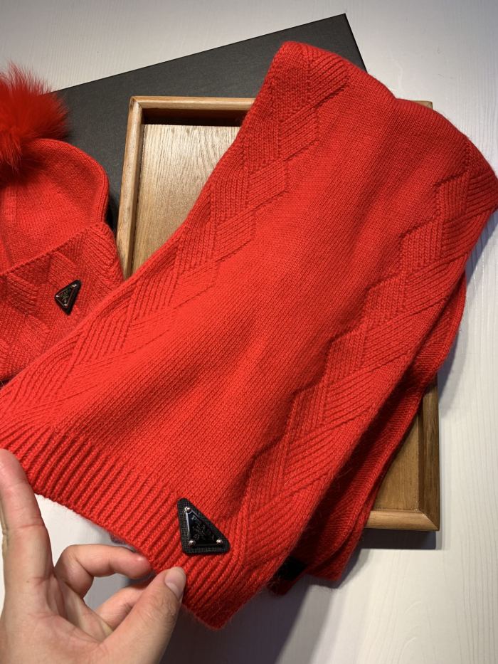 Hat & Scarf Prada 3