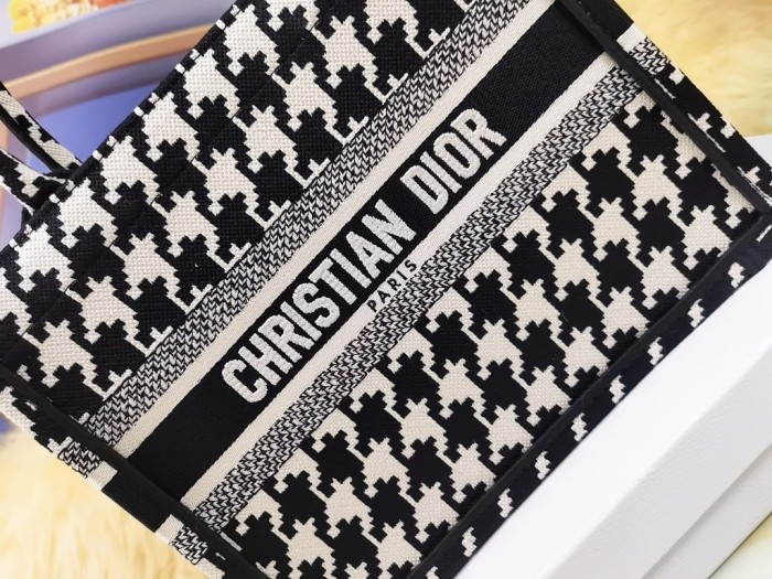 Handbag Dior size 26.5X24X17 cm