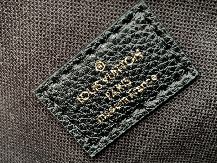 Handbag Louis Vuitton M81390 size 14 x 11 x 3.5 cm