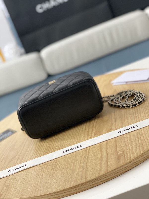 Handbag Chanel 81341 size 9.5*17*8 cm