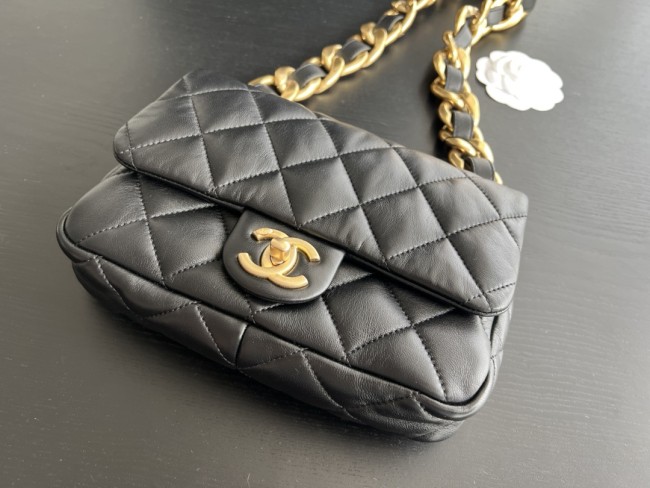 Handbag Chanel size 20 cm