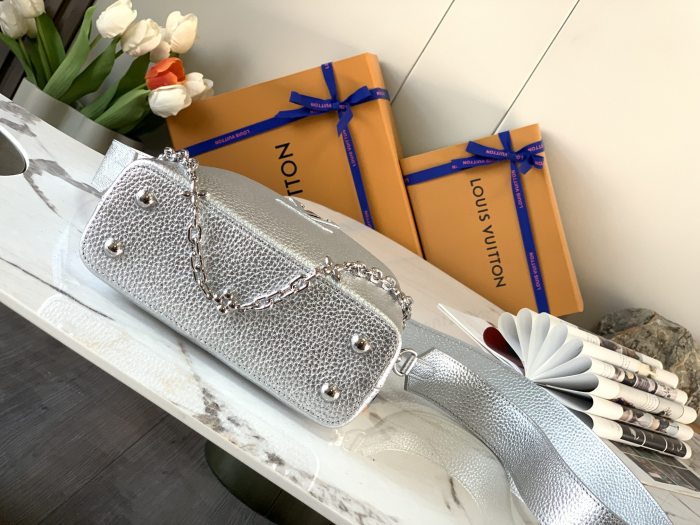 Handbag Louis Vuitton M80239 size 21 x 14 x 8