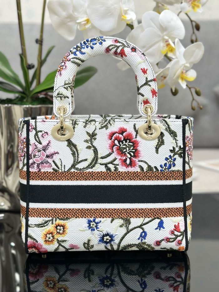 Handbag Dior M0565 size 24 x 20 x 11 cm