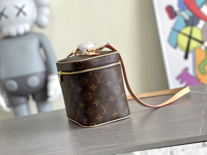 Handbag Louis Vuitton M42265 size 24.0 x 18.0 x 14.5 cm M44495 size 20×13.5×12 cm M44936 size:14*10.2*8.5cm