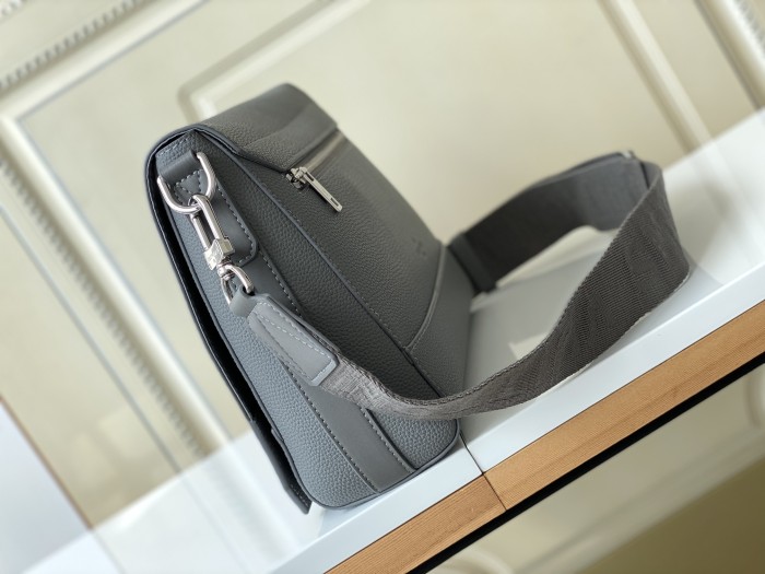 Handbag Louis Vuitton M57080 size 28 x 24 x 10 cm