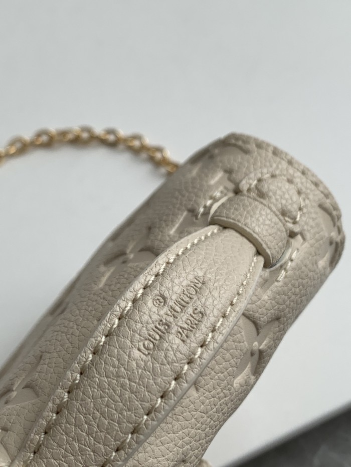 Handbag Louis Vuitton M81390 size 14 x 11 x 3.5 cm