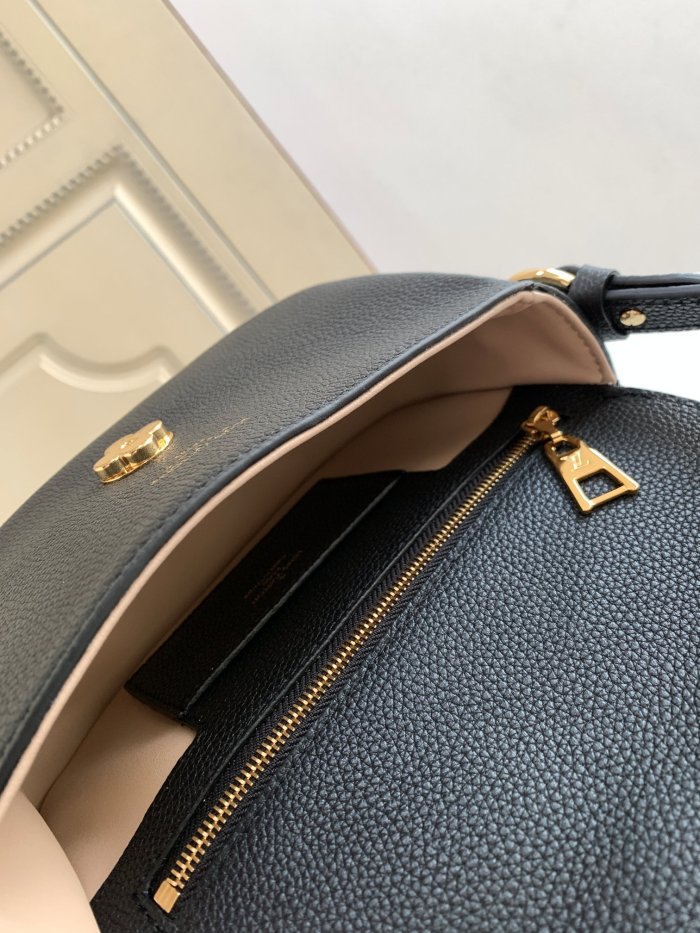 Handbag Louis Vuitton M58727 size 21 x 15 x 6.5 cm